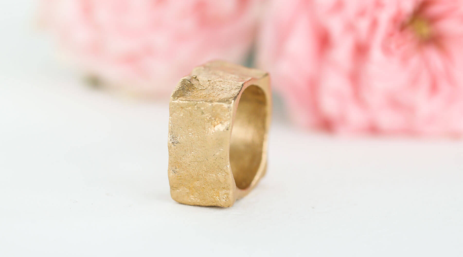Handgefertigter Statement Ring in Bronze mit Steinstruktur