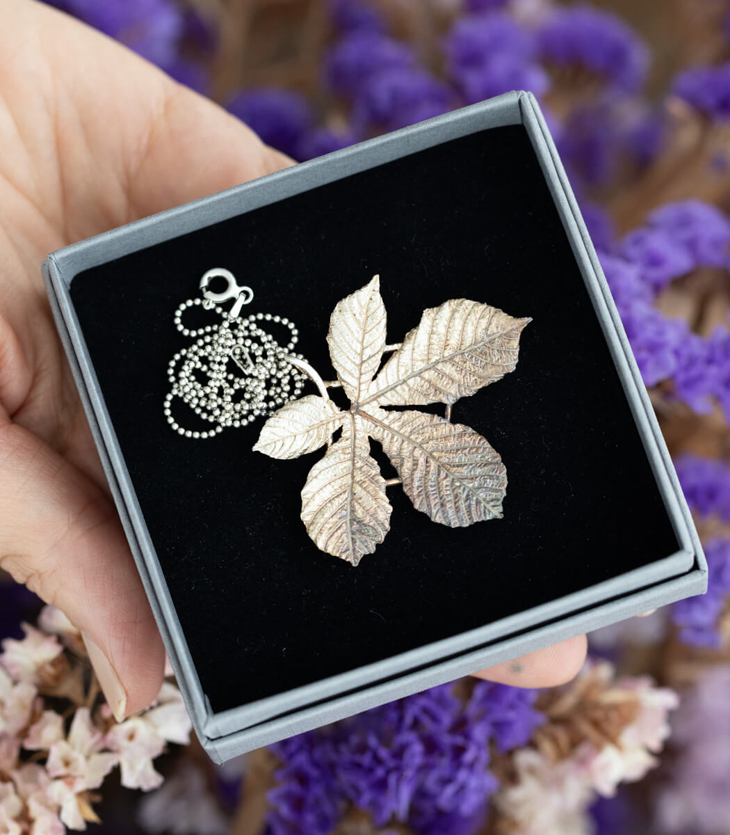 fairer Schmuck, ein Kastanienblatt Anhänger aus Recyclingsilber