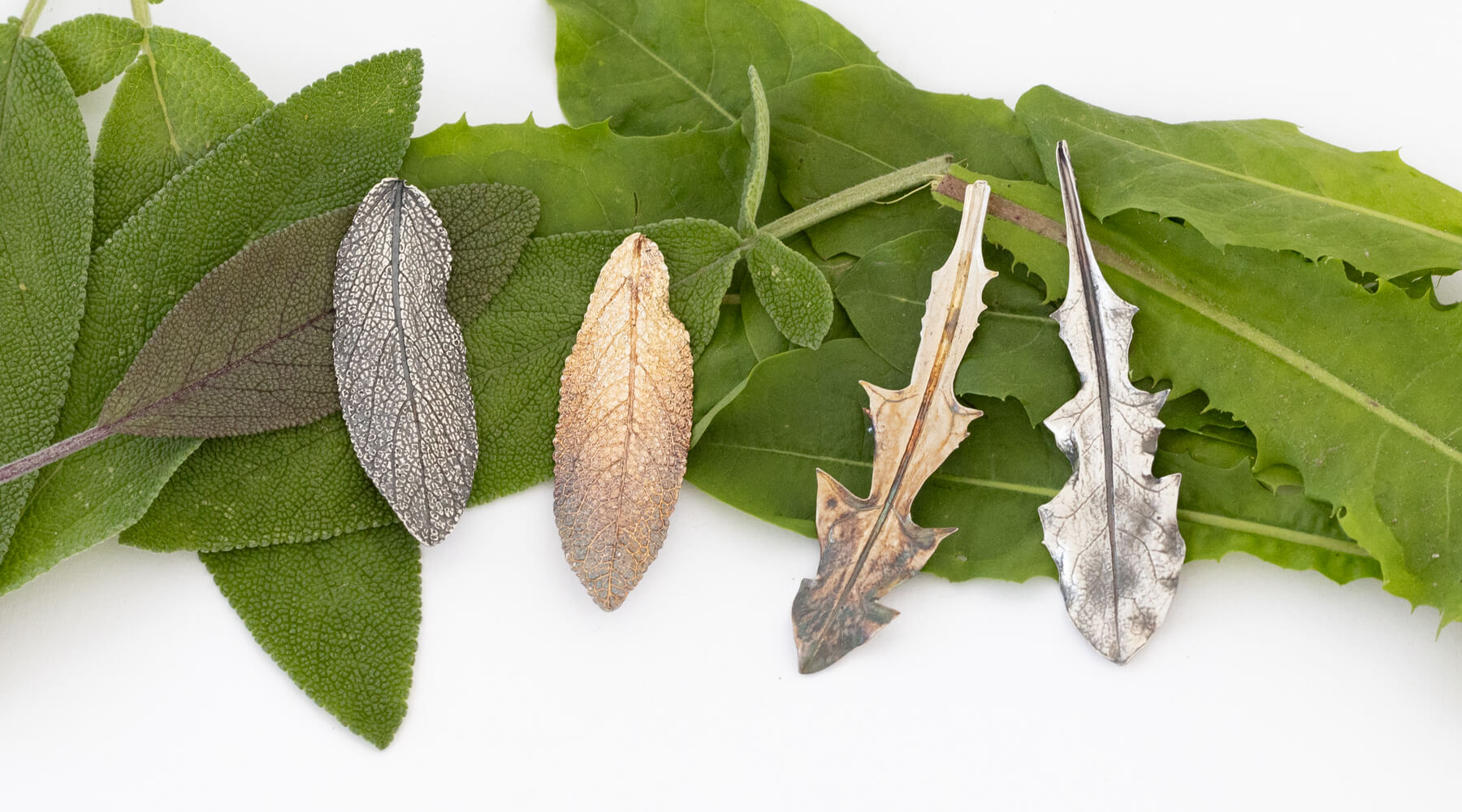 Broschen aus echten Blättern in Silber