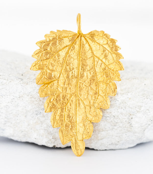 Brennnessel Anhänger Gold