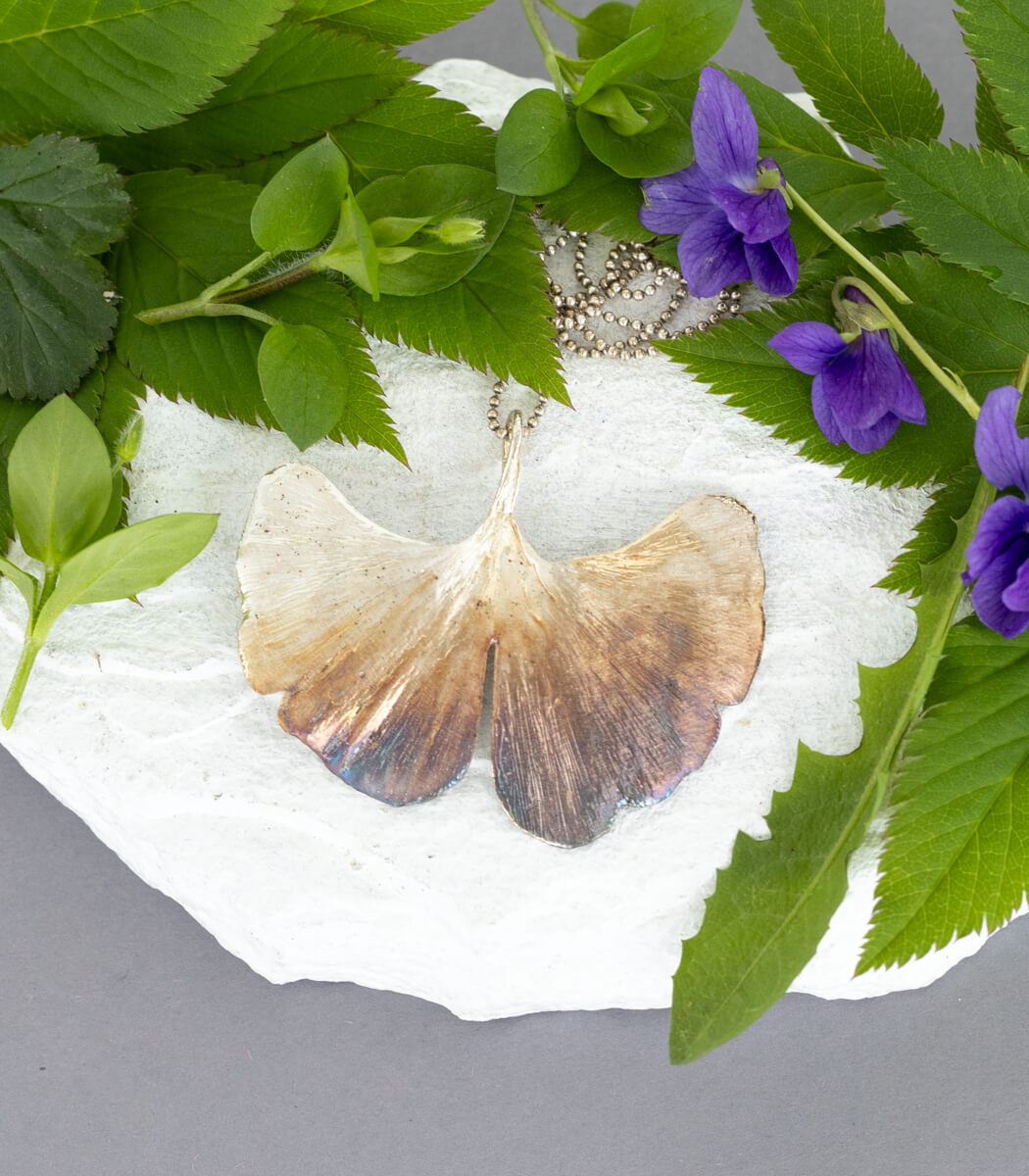 Ginkgo Anhänger Silber, Gesamtansicht, handgefertigter Naturschmuck – goodrun