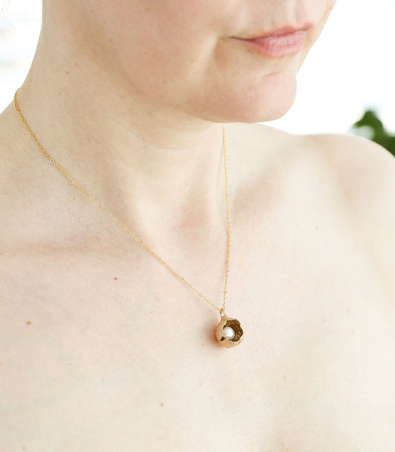 Bronze Anhänger Blüte mit Perle