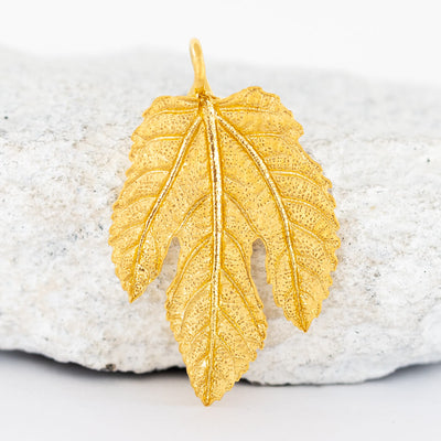 Fig leaf pendant gold